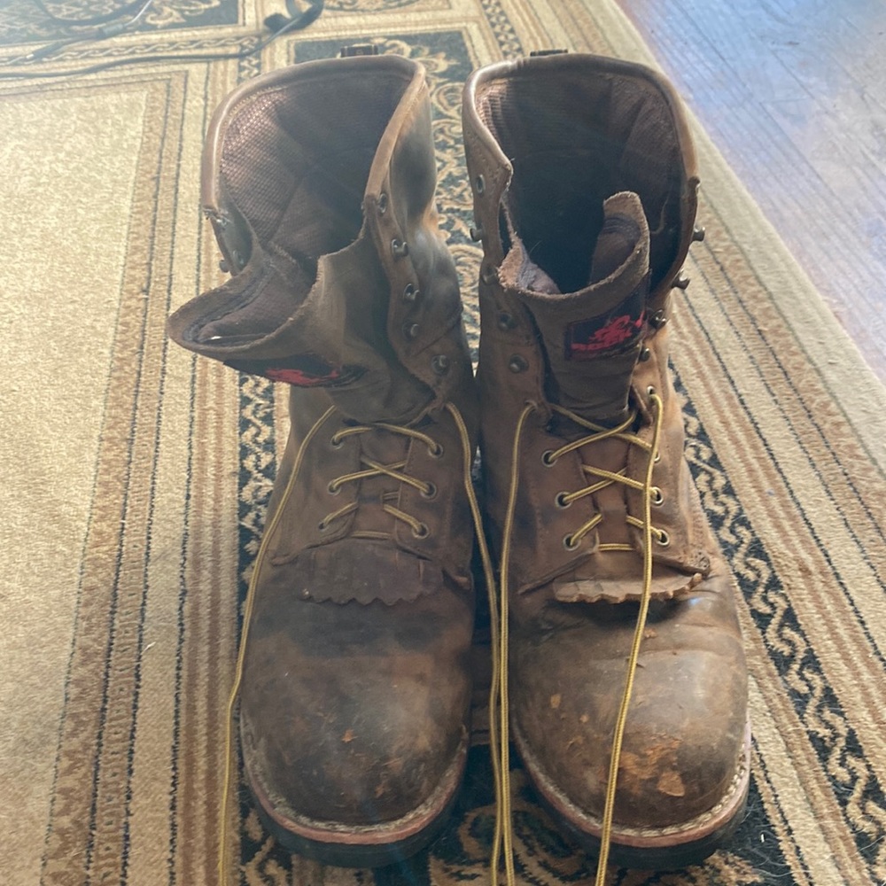 Mens Rocky steel toe boots.